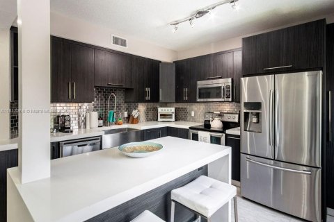 Condo in Miami, Florida, 4 bedrooms  № 1779847 - photo 8