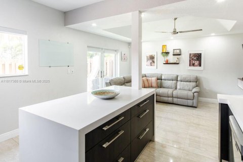 Condo in Miami, Florida, 4 bedrooms  № 1779847 - photo 14