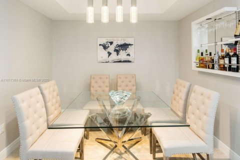 Condo in Miami, Florida, 4 bedrooms  № 1779847 - photo 11