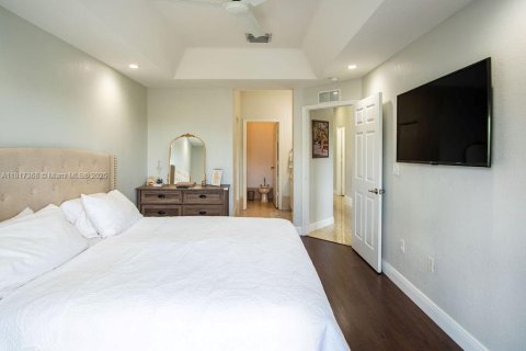 Condo in Miami, Florida, 4 bedrooms  № 1779847 - photo 17