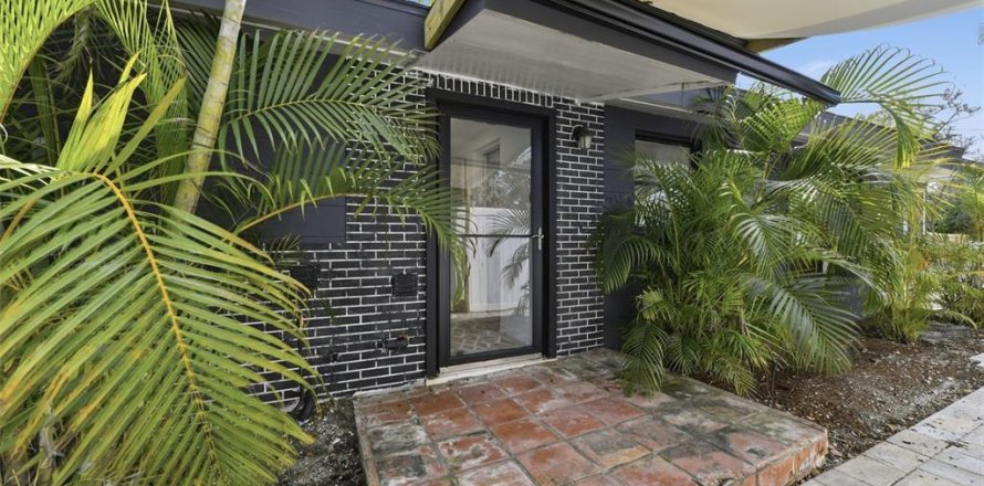 House in Sarasota, Florida 2 bedrooms, 89.74 sq.m. № 2205142