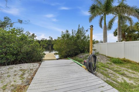 House in Sarasota, Florida 2 bedrooms, 89.74 sq.m. № 2205142 - photo 26