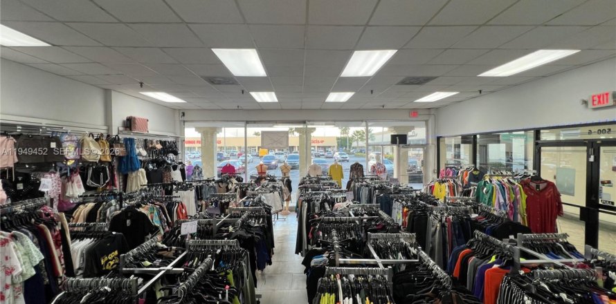Immobilier commercial à Hialeah, Floride № 2158164