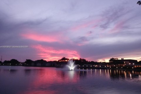 Condominio en alquiler en Hollywood, Florida, 1 dormitorio, 67.82 m2 № 2033352 - foto 3