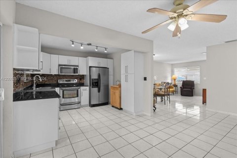 House in Miami, Florida 3 bedrooms, 116.03 sq.m. № 2069780 - photo 3