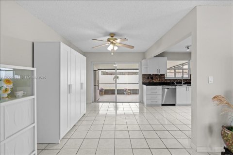 House in Miami, Florida 3 bedrooms, 116.03 sq.m. № 2069780 - photo 27
