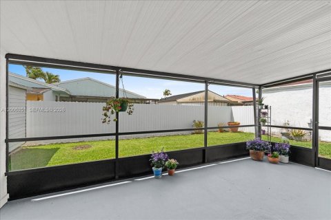 House in Miami, Florida 3 bedrooms, 116.03 sq.m. № 2069780 - photo 9