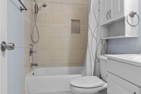 House in Miami, Florida 3 bedrooms, 116.03 sq.m. № 2069780 - photo 6