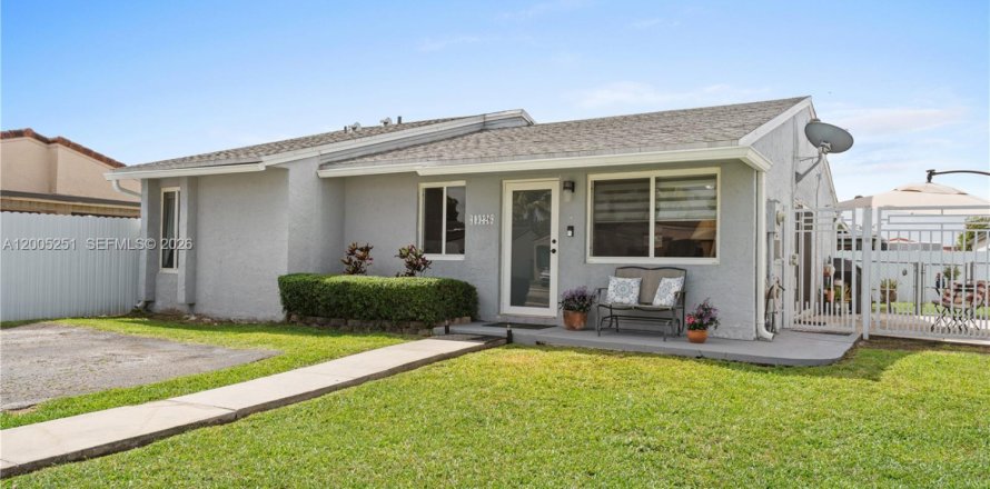 House in Miami, Florida 3 bedrooms, 116.03 sq.m. № 2069780