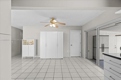 House in Miami, Florida 3 bedrooms, 116.03 sq.m. № 2069780 - photo 28