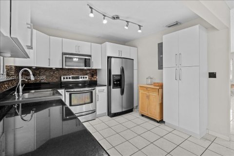 House in Miami, Florida 3 bedrooms, 116.03 sq.m. № 2069780 - photo 14