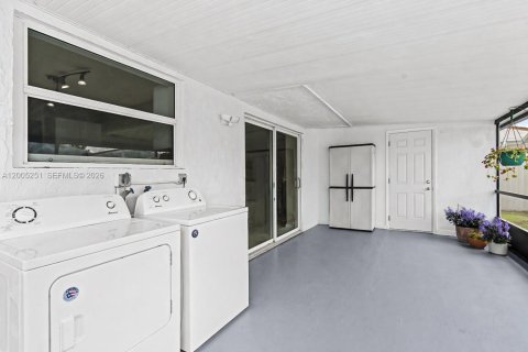 House in Miami, Florida 3 bedrooms, 116.03 sq.m. № 2069780 - photo 23
