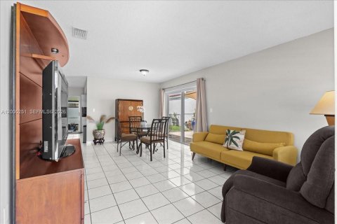 House in Miami, Florida 3 bedrooms, 116.03 sq.m. № 2069780 - photo 4