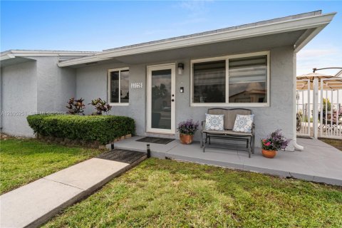 House in Miami, Florida 3 bedrooms, 116.03 sq.m. № 2069780 - photo 30