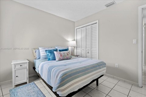 House in Miami, Florida 3 bedrooms, 116.03 sq.m. № 2069780 - photo 17