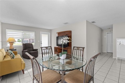 House in Miami, Florida 3 bedrooms, 116.03 sq.m. № 2069780 - photo 15