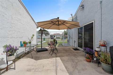 House in Miami, Florida 3 bedrooms, 116.03 sq.m. № 2069780 - photo 10