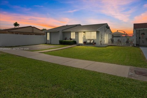 House in Miami, Florida 3 bedrooms, 116.03 sq.m. № 2069780 - photo 29