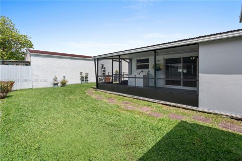 House in Miami, Florida 3 bedrooms, 116.03 sq.m. № 2069780 - photo 21