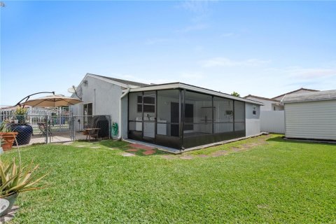 House in Miami, Florida 3 bedrooms, 116.03 sq.m. № 2069780 - photo 20