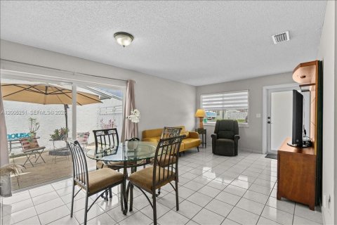 House in Miami, Florida 3 bedrooms, 116.03 sq.m. № 2069780 - photo 12