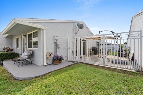 House in Miami, Florida 3 bedrooms, 116.03 sq.m. № 2069780 - photo 11