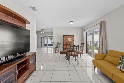 House in Miami, Florida 3 bedrooms, 116.03 sq.m. № 2069780 - photo 13