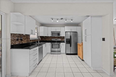 House in Miami, Florida 3 bedrooms, 116.03 sq.m. № 2069780 - photo 2
