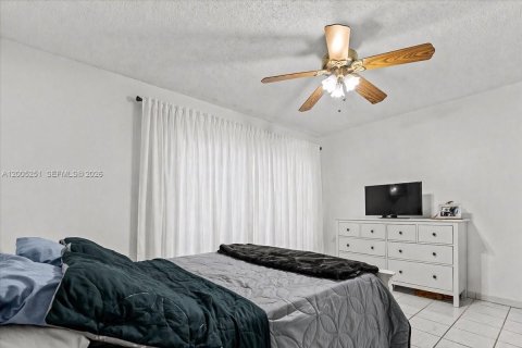 House in Miami, Florida 3 bedrooms, 116.03 sq.m. № 2069780 - photo 16