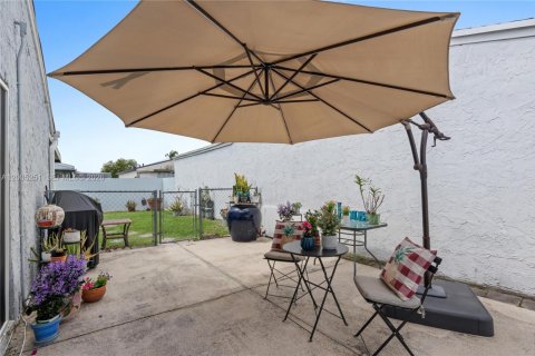 House in Miami, Florida 3 bedrooms, 116.03 sq.m. № 2069780 - photo 25