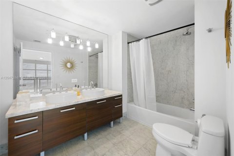 Condo in Miami, Florida, 1 bedroom № 2186350 - photo 11