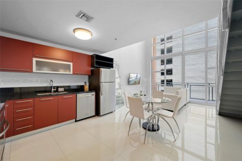 Condo in Miami, Florida, 1 bedroom № 2186350 - photo 2