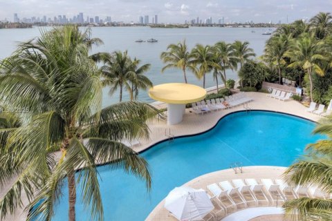 Condo in Miami Beach, Florida, 2 bedrooms  № 1787087 - photo 27