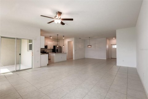 Townhouse in Land O' Lakes, Florida 4 bedrooms, 229.1 sq.m. № 2226343 - photo 15