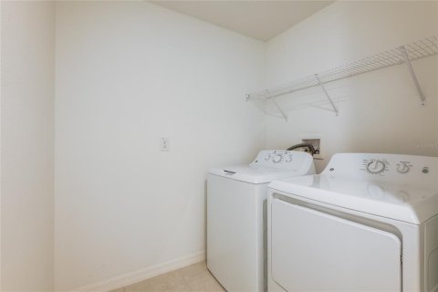 Townhouse in Land O' Lakes, Florida 4 bedrooms, 229.1 sq.m. № 2226343 - photo 10