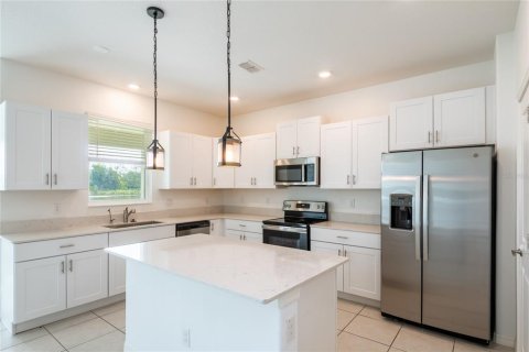 Townhouse in Land O' Lakes, Florida 4 bedrooms, 229.1 sq.m. № 2226343 - photo 5