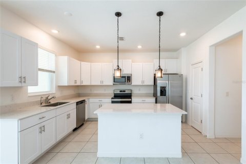 Townhouse in Land O' Lakes, Florida 4 bedrooms, 229.1 sq.m. № 2226343 - photo 4
