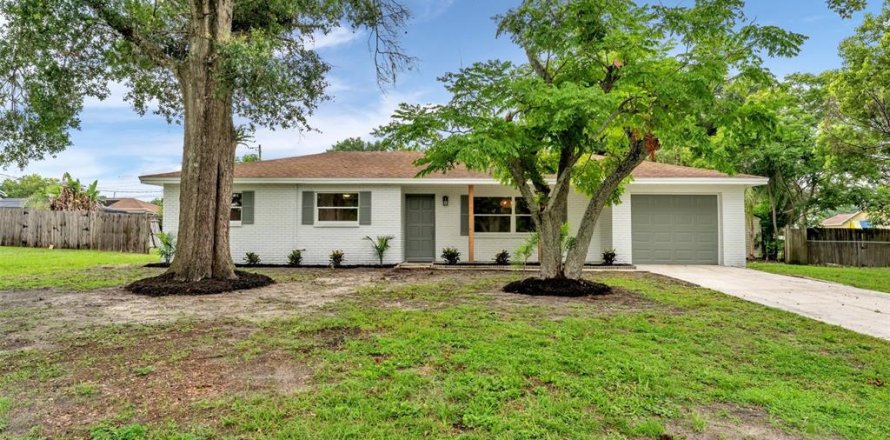 House in Lakeland, Florida 3 bedrooms, 166.11 sq.m. № 2207394