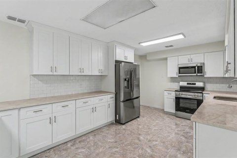 House in Lakeland, Florida 3 bedrooms, 166.11 sq.m. № 2207394 - photo 6
