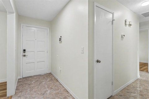 House in Lakeland, Florida 3 bedrooms, 166.11 sq.m. № 2207394 - photo 2