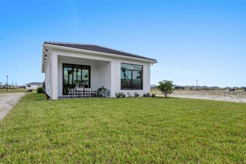 House in Port St. Lucie, Florida 2 bedrooms, 133.22 sq.m. № 2340689 - photo 21