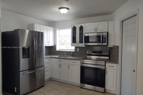 Condo in Miami, Florida, 1 bedroom № 1964269 - photo 1