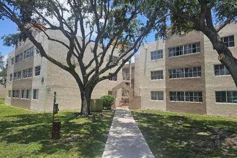 Apartamento en alquiler en Hialeah, Florida, 2 dormitorios, 93.27 m2 № 1927842 - foto 2