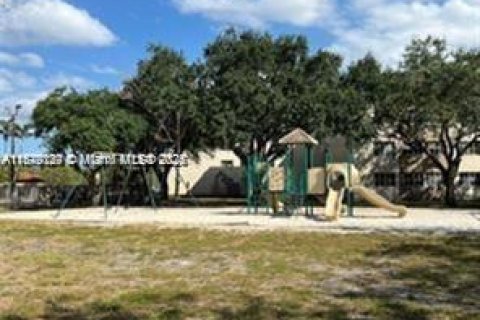 Apartamento en alquiler en Hialeah, Florida, 2 dormitorios, 93.27 m2 № 1927842 - foto 5