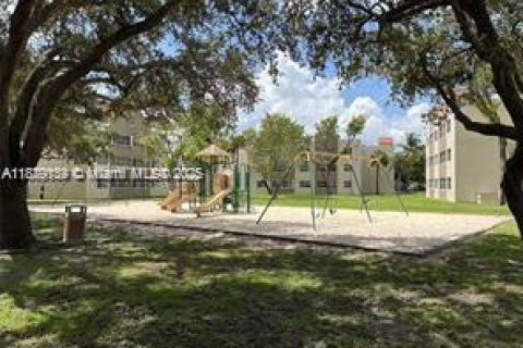 Apartamento en alquiler en Hialeah, Florida, 2 dormitorios, 93.27 m2 № 1927842 - foto 15