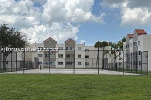 Apartamento en alquiler en Hialeah, Florida, 2 dormitorios, 93.27 m2 № 1927842 - foto 14