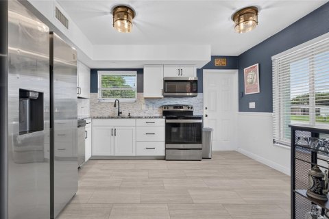 Villa ou maison à vendre à Port Charlotte, Floride: 3 chambres, 130.06 m2 № 2408499 - photo 12