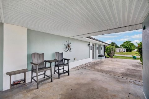 Villa ou maison à vendre à Port Charlotte, Floride: 3 chambres, 130.06 m2 № 2408499 - photo 5