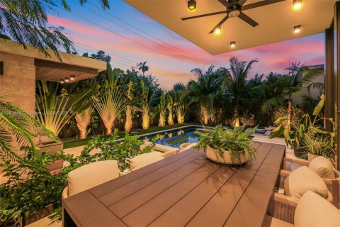 House in Miami Beach, Florida 5 bedrooms, 484.39 sq.m. № 1819737 - photo 19