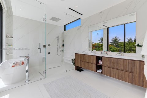 House in Miami Beach, Florida 5 bedrooms, 484.39 sq.m. № 1819737 - photo 13